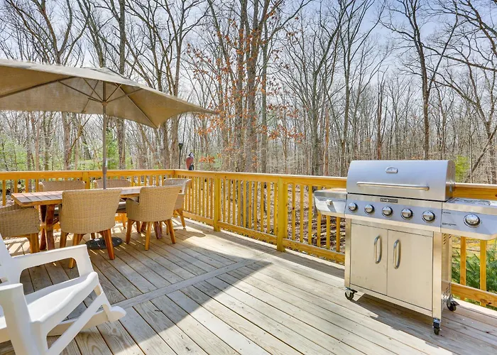 Pocono Tree-Lined Retreat With Fire Pit!