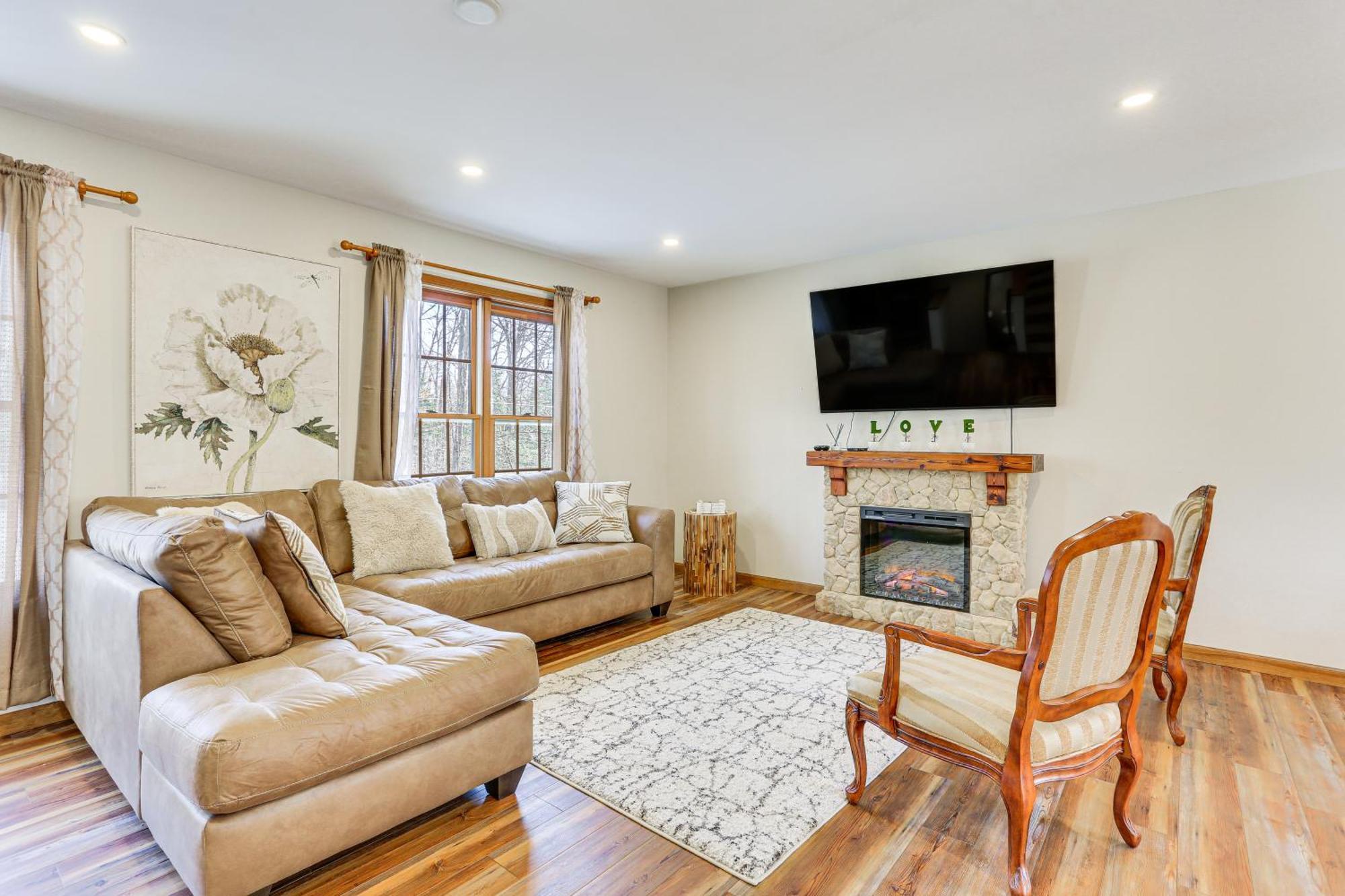Pocono Tree-lined Retreat With Fire Pit! * East Stroudsburg