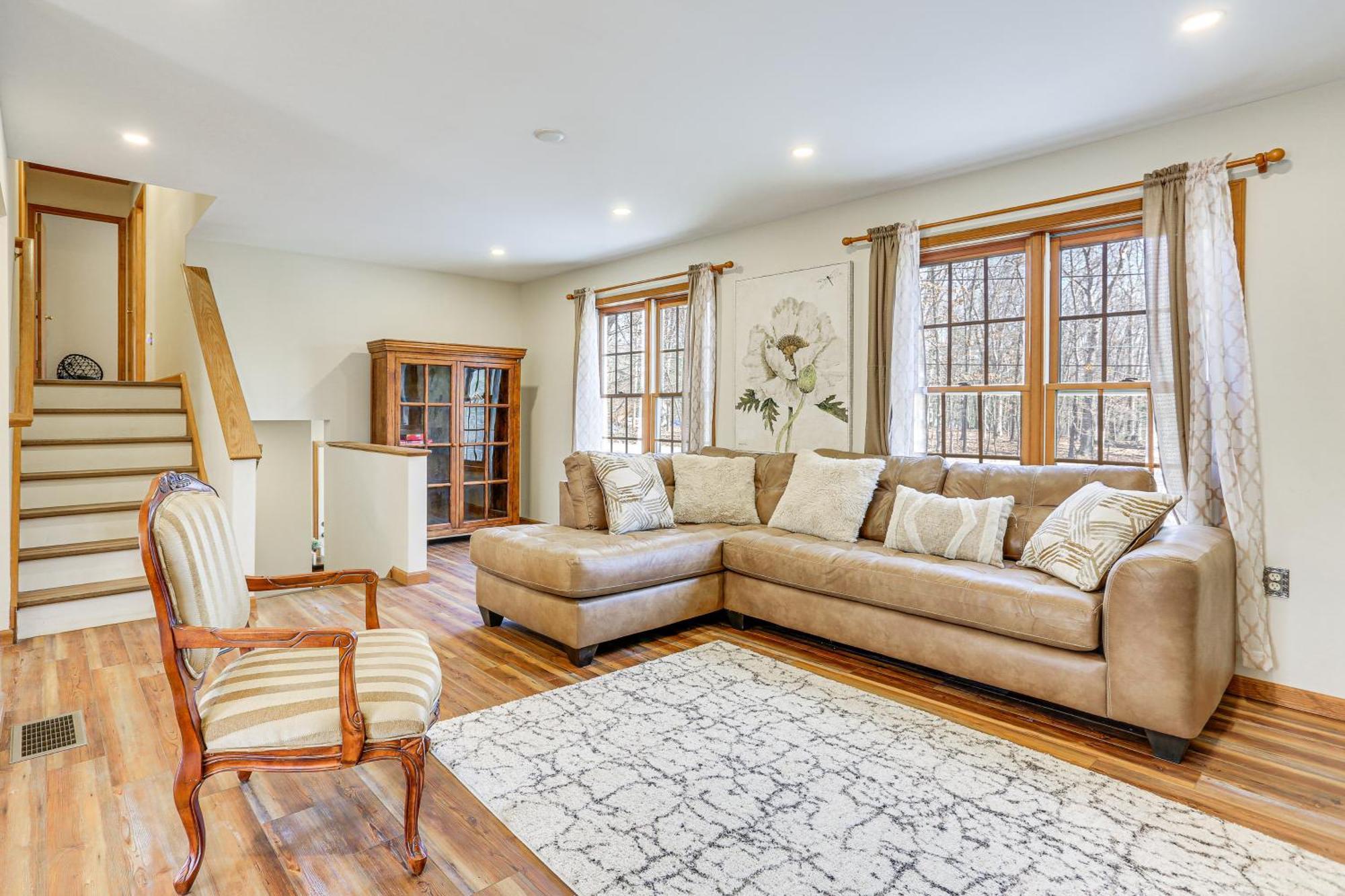 Holiday home Pocono Tree-lined Retreat With Fire Pit! East Stroudsburg