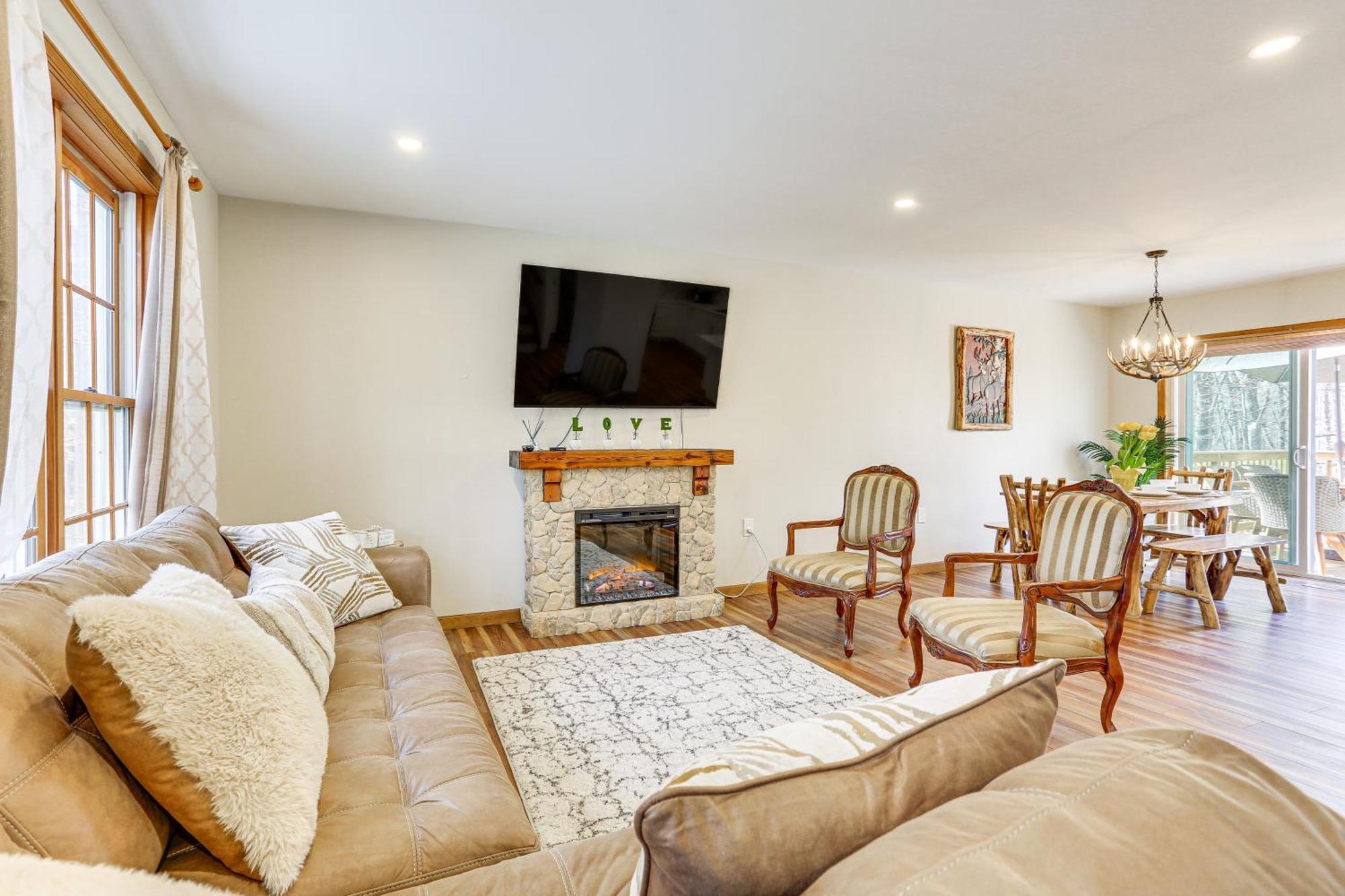 Pocono Tree-lined Retreat With Fire Pit! East Stroudsburg