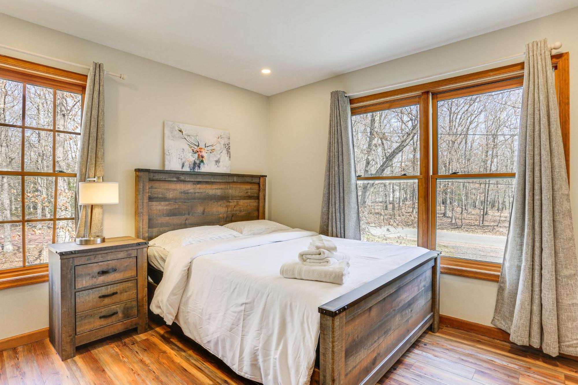 Pocono Tree-lined Retreat With Fire Pit!