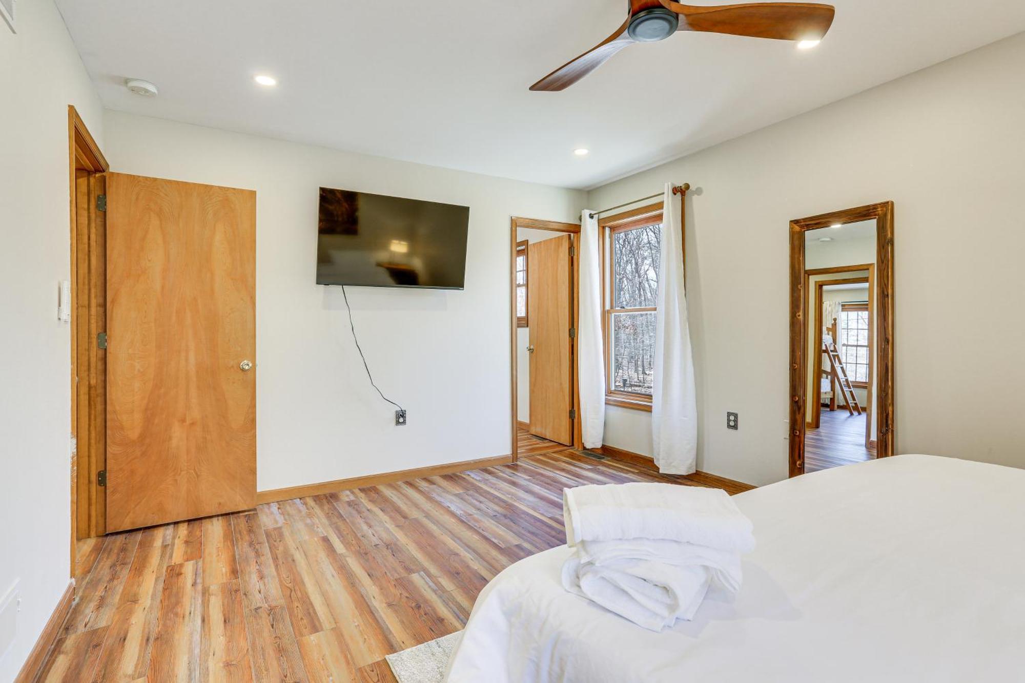 Pocono Tree-lined Retreat With Fire Pit! * East Stroudsburg