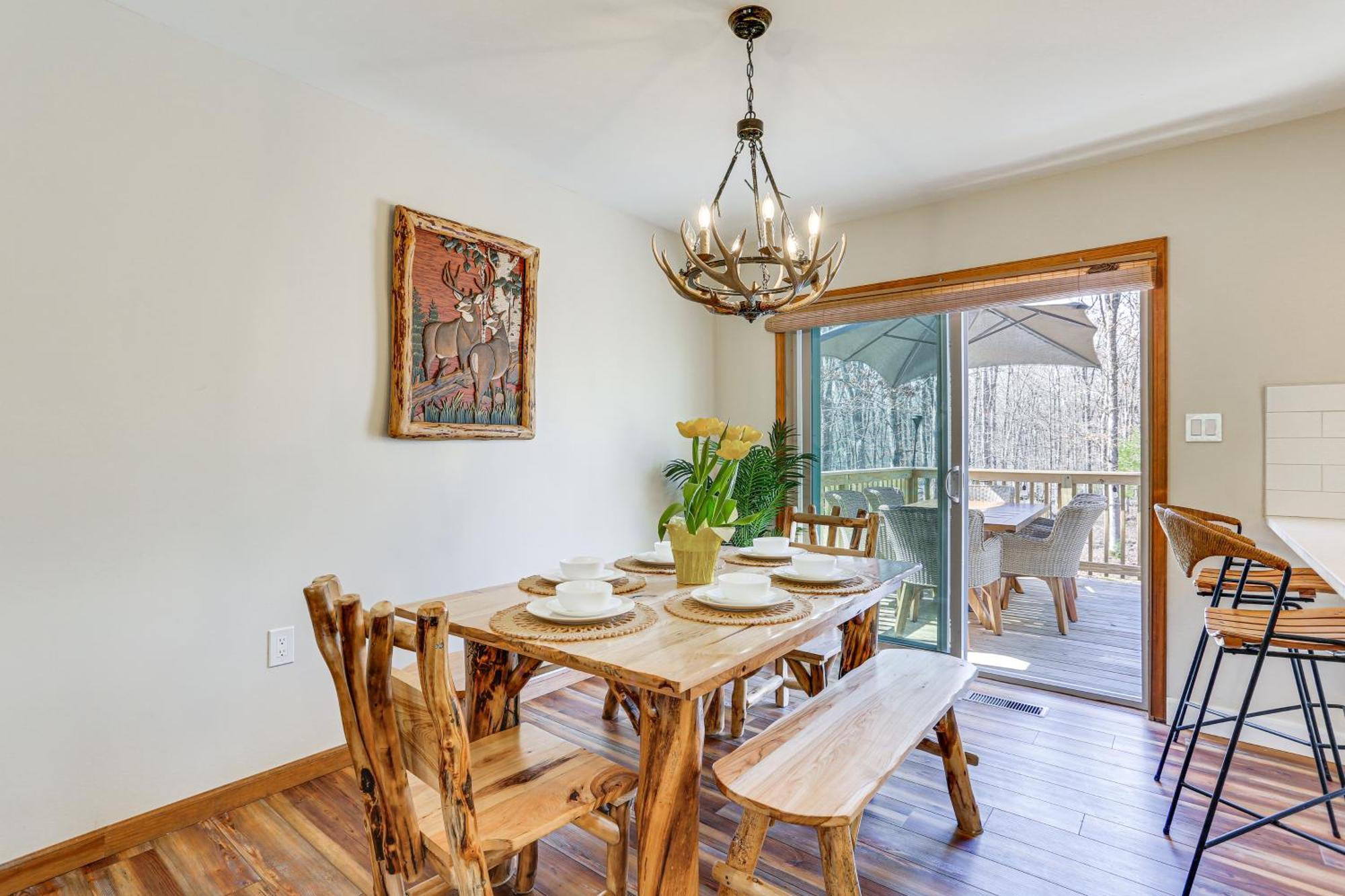 Pocono Tree-lined Retreat With Fire Pit! East Stroudsburg