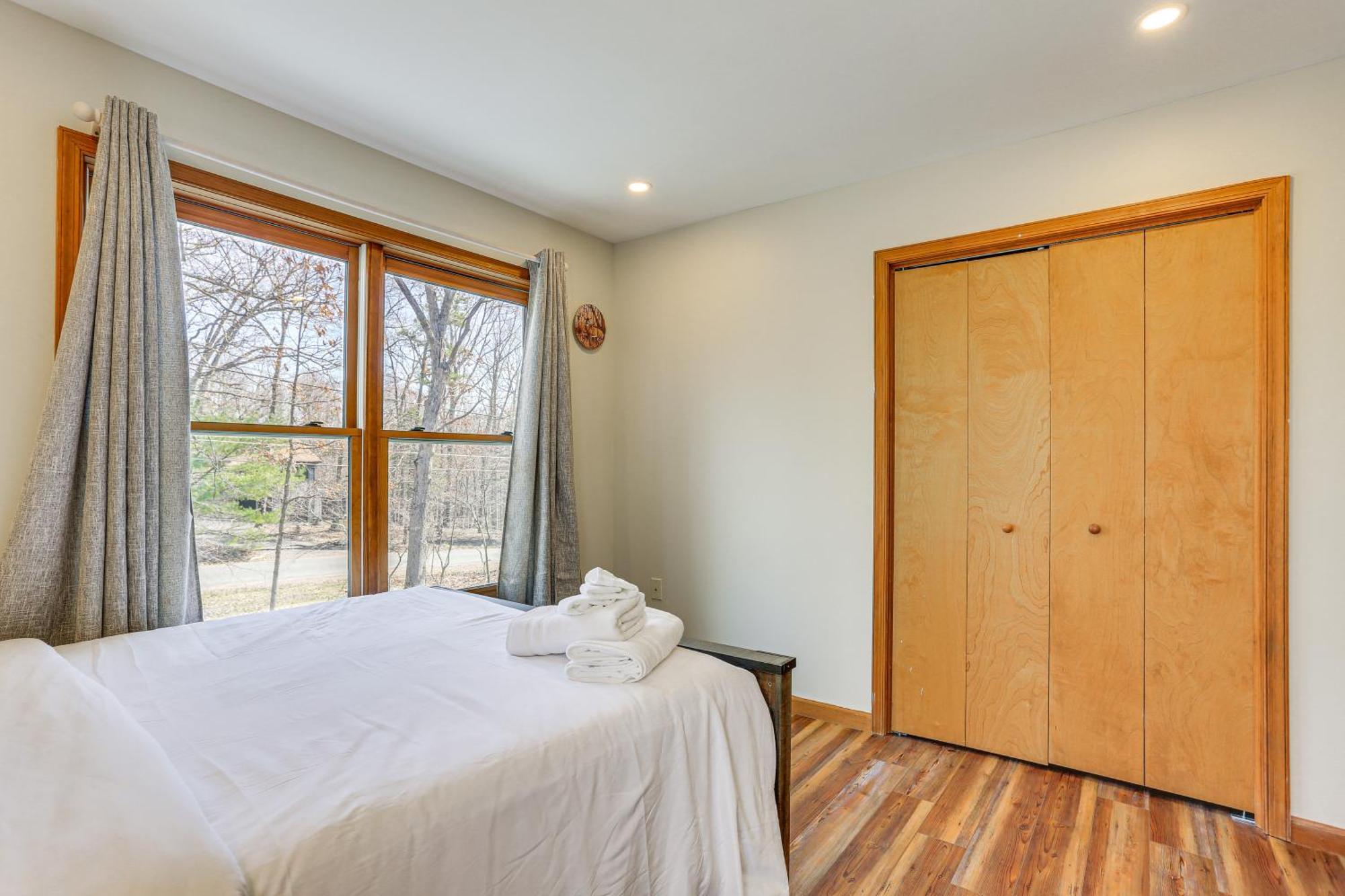 Holiday home Pocono Tree-lined Retreat With Fire Pit! East Stroudsburg