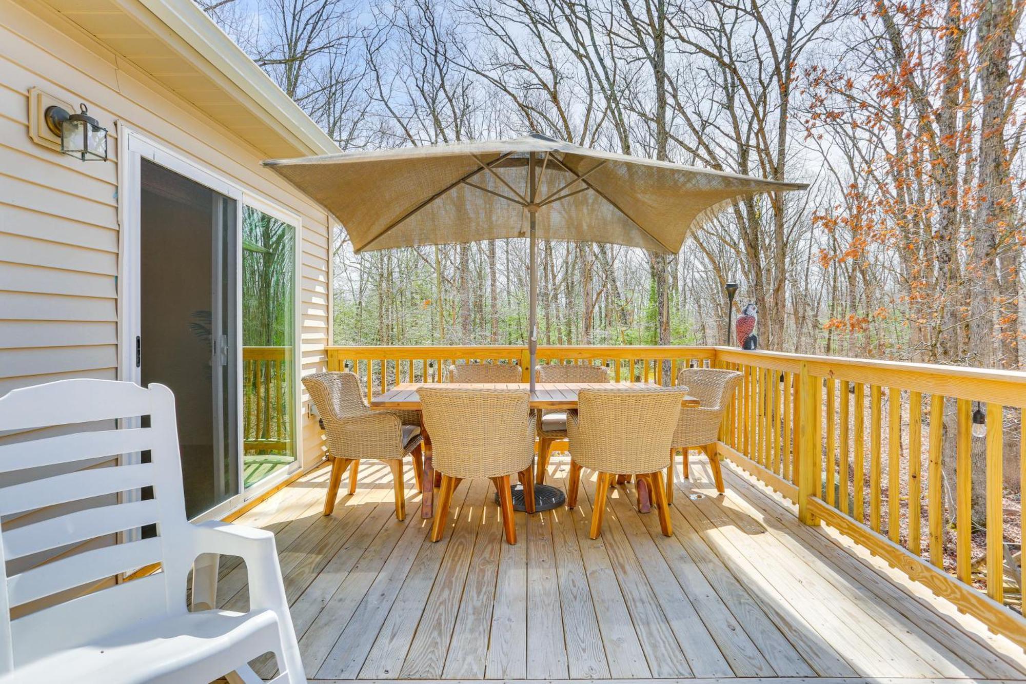 Pocono Tree-lined Retreat With Fire Pit! East Stroudsburg