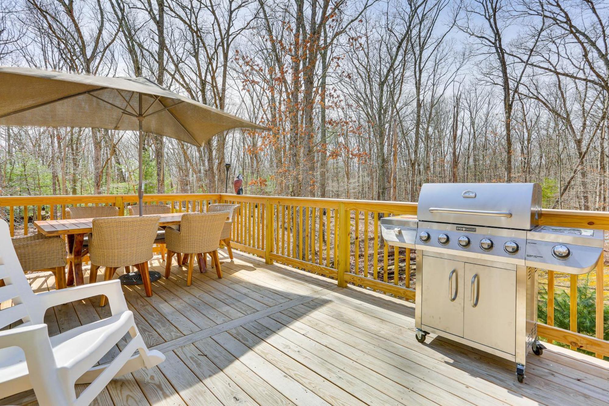 Holiday home Pocono Tree-lined Retreat With Fire Pit! *