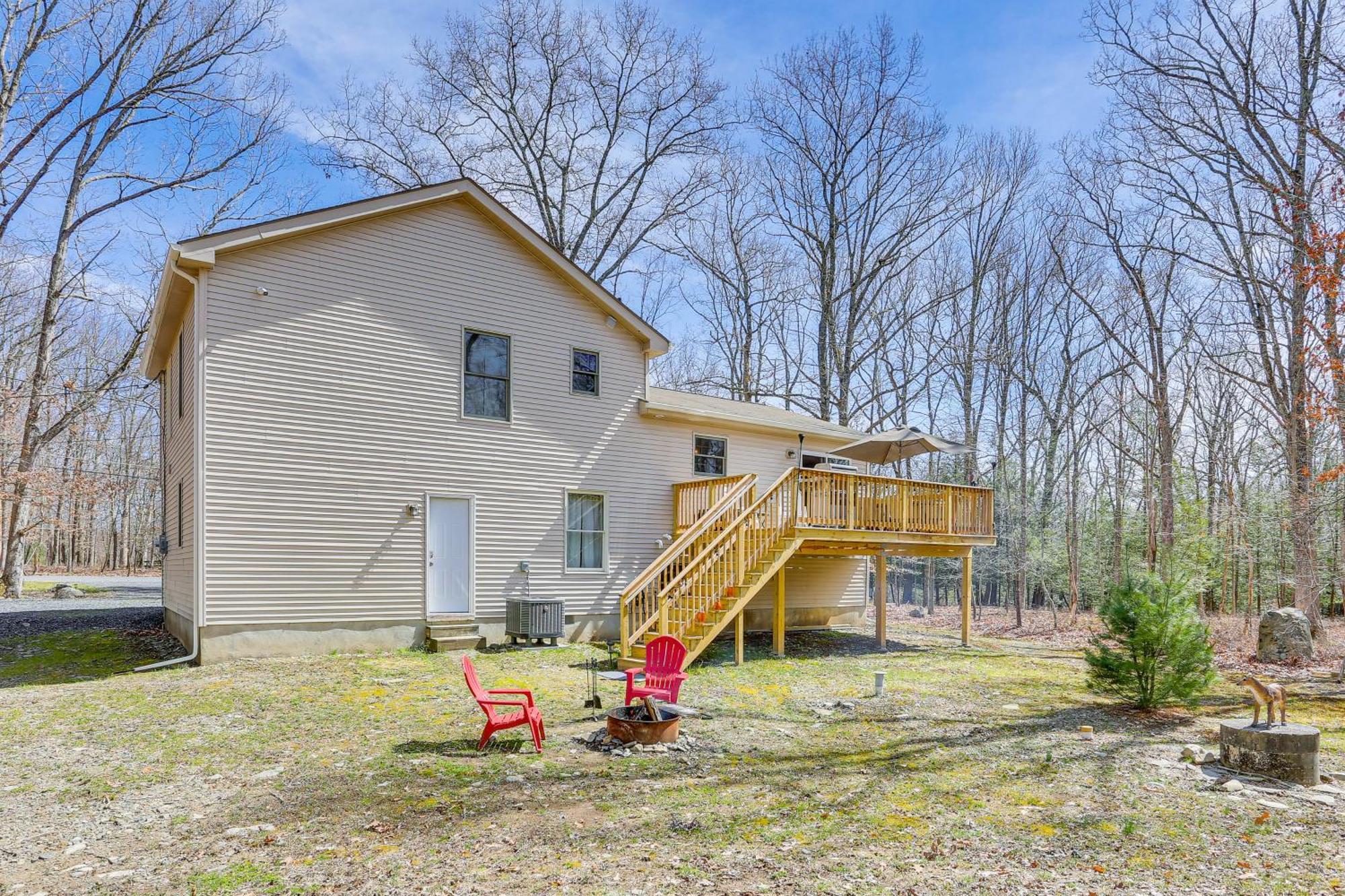 Pocono Tree-lined Retreat With Fire Pit! Holiday home East Stroudsburg