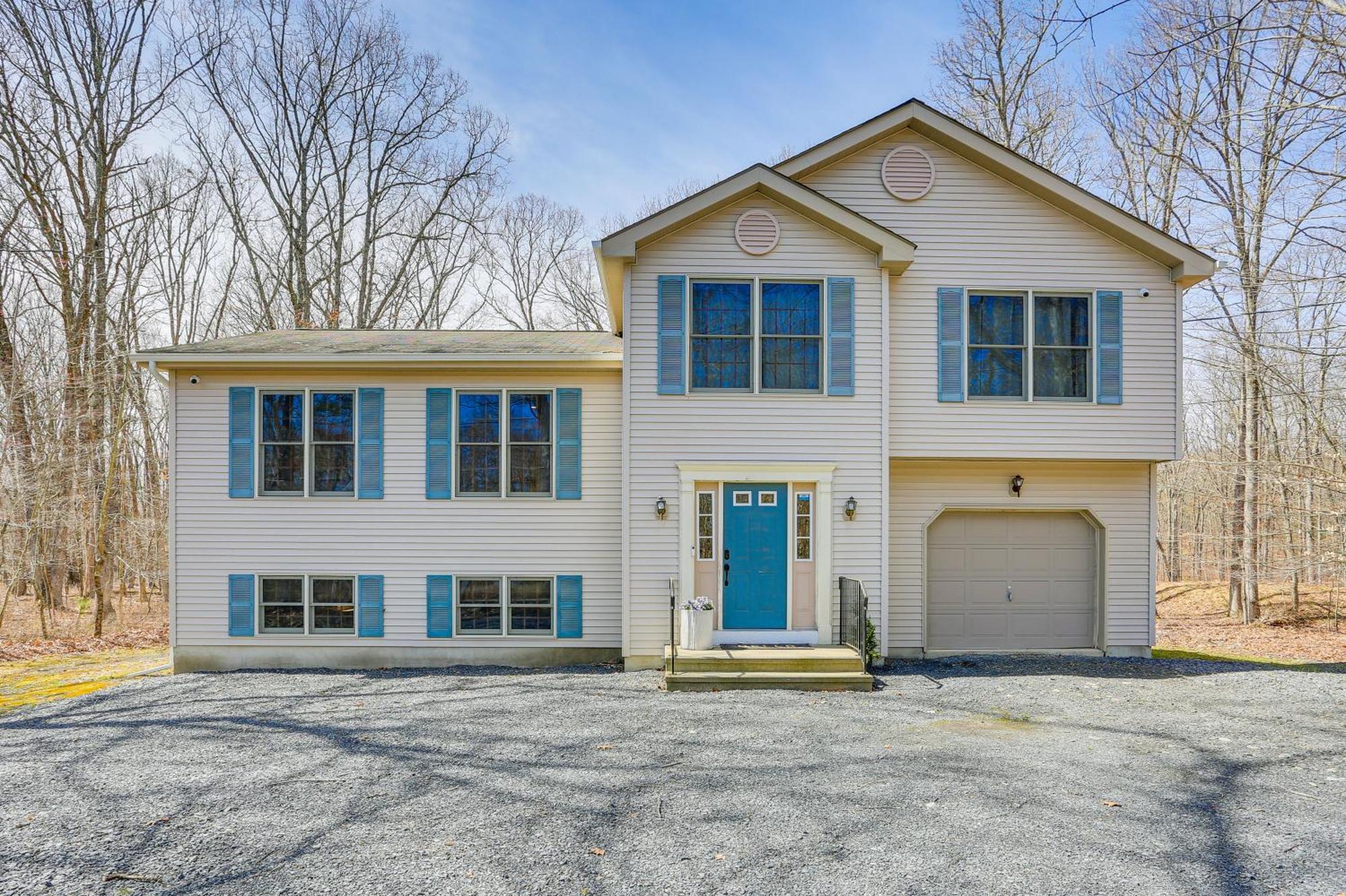 Pocono Tree-lined Retreat With Fire Pit! East Stroudsburg