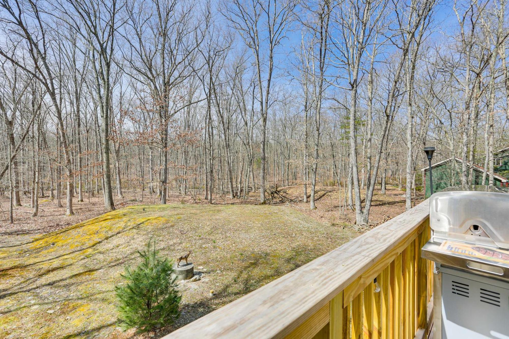 Holiday home Pocono Tree-lined Retreat With Fire Pit! *